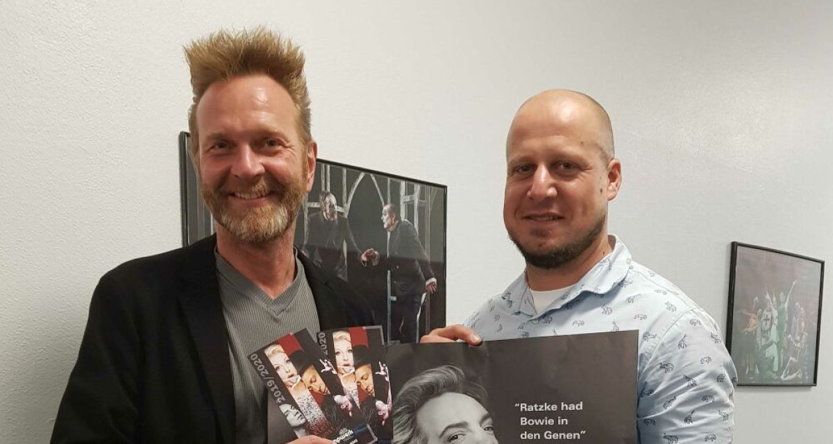 Zwei Männer mit Plakat