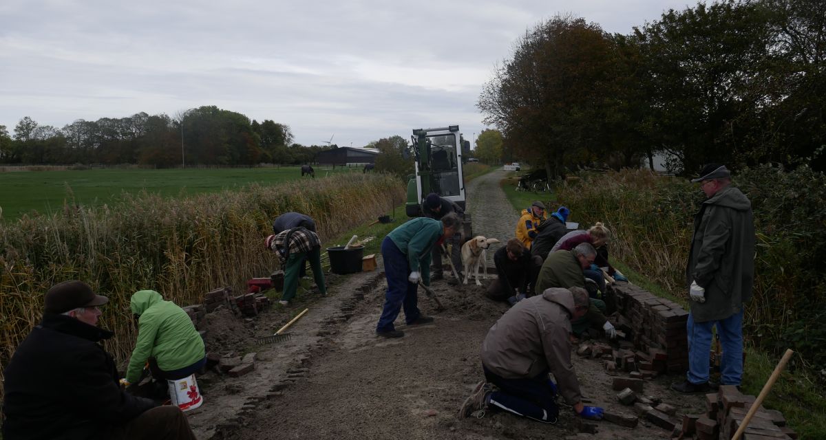 Einwohner von Wüppels im Wangerland sanieren in Eigenarbeit ihre Hauptstraße.