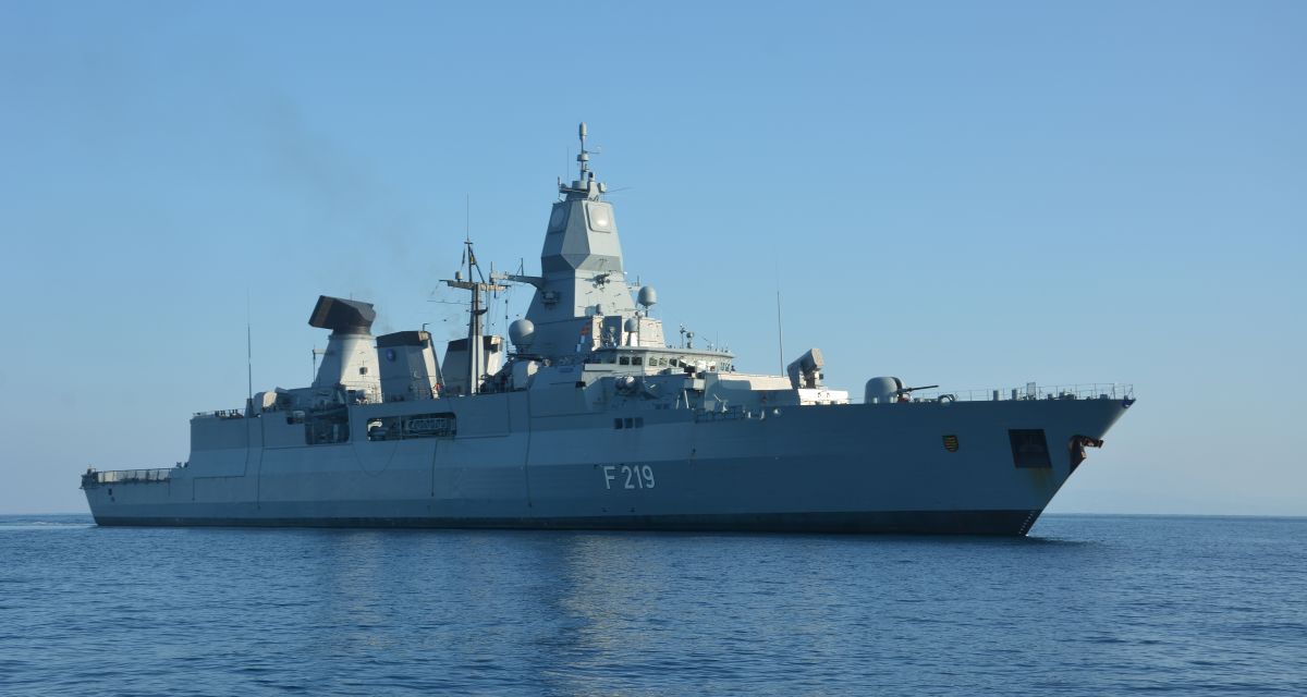 Zu sehen ist ein Kriegsschiff auf dem Meer.