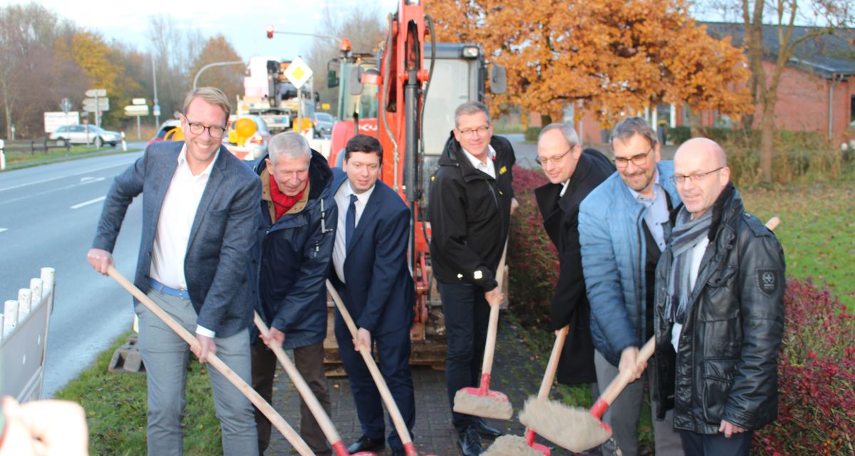 Zu sehen ist der Spatenstich zum Start des Breitbandausbaus im Landkreis Friesland, unter anderem mit Landrat Sven Ambrosy, Staatssekretär Stefan Muhle und dem Geschäftsführer der Breitbandförderungsgesellschaft Rolf Neuhaus