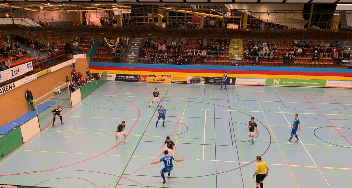 Zu sehen ist ein Hallen-Fußball-Spiel.