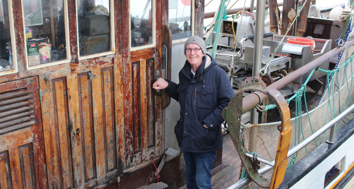 Der Krabbenfischer Hans Schröder auf seinem Kutter in Varel