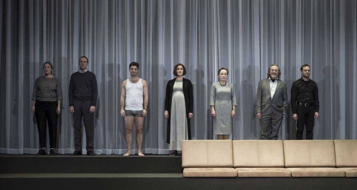 Schauspieler und Schauspielerinnen stehen im Stück 