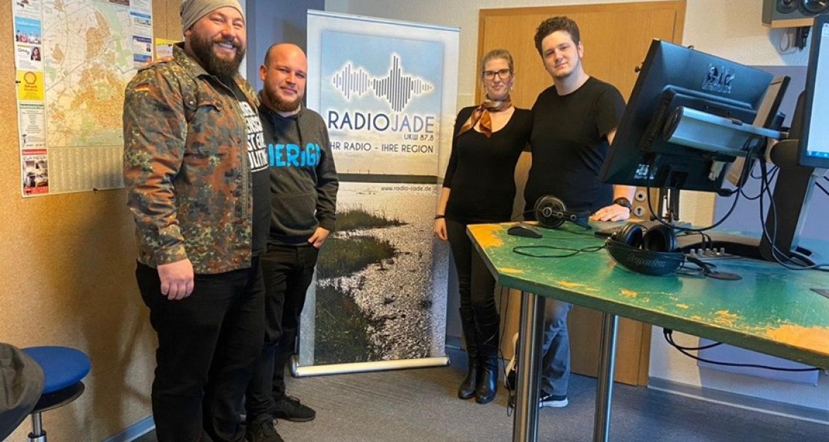 Die Organisatoren des Jungendbündnis in Wilhelmshaven in Studio B bei Radio Jade. Vor dem Banner stehen Torge Heinisch von der Hintner Jugend, Tobias Veith von der verdi Jugend, Saskia Coopmeiners von der Jungen Union und Lukas Borgmann von den Jusos. 
