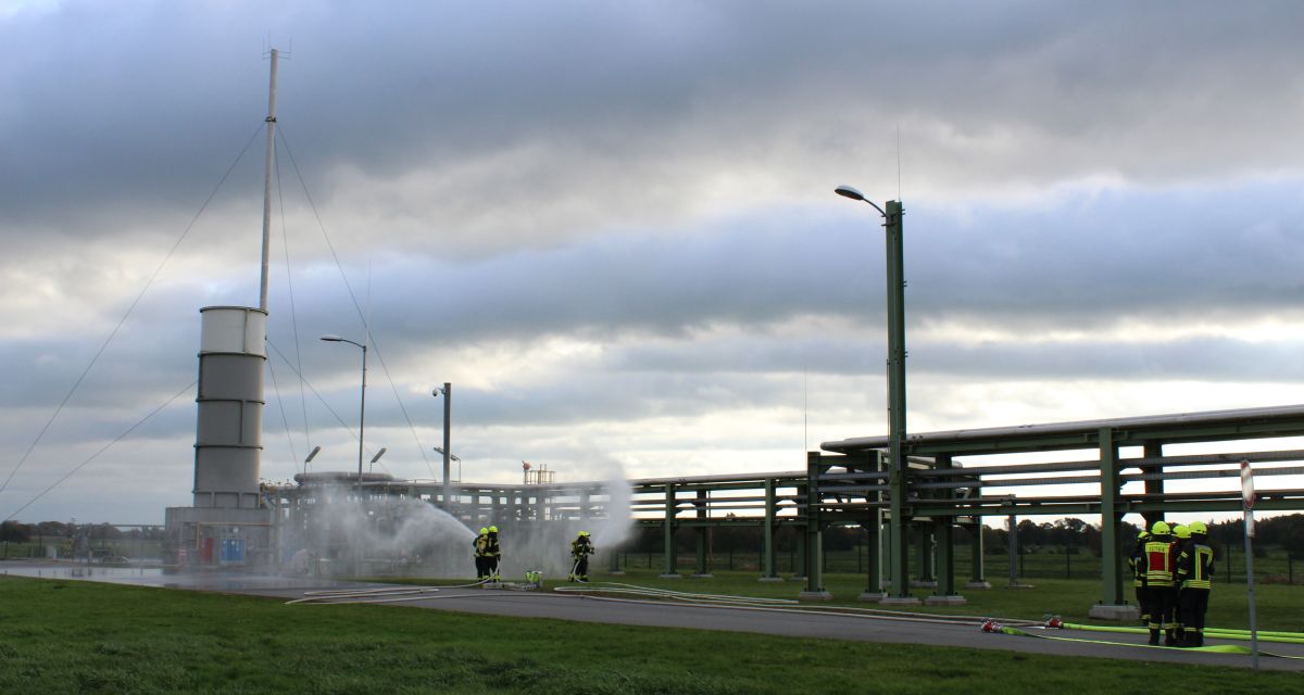 Feuerwehren Friedeburg üben auf dem Kavernengelände Etzel 