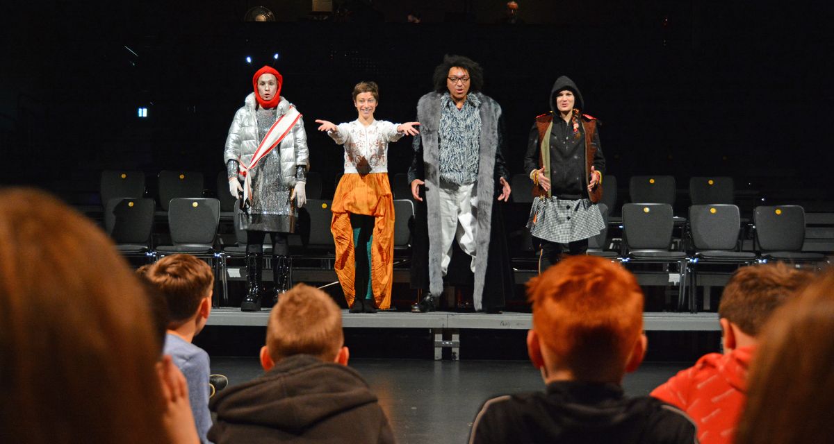 Vier Schauspieler stehen für das Stück „Schöne neue Welt auf dem wundersamen Planeten Wawisi“ auf der Bühne.