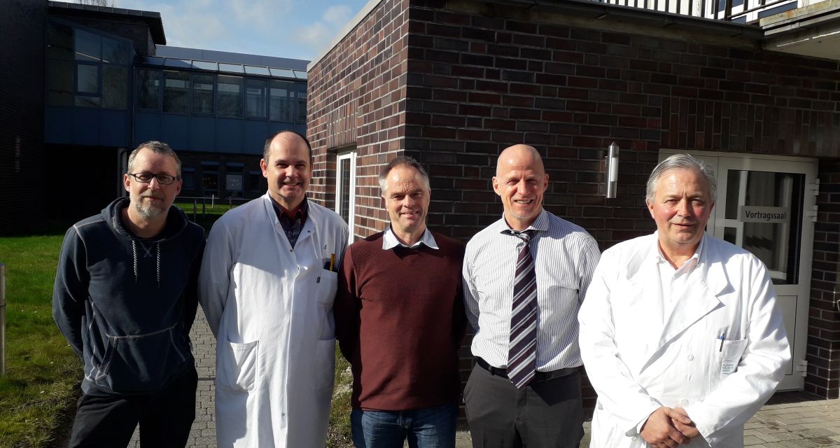 Verantwortliche vom Klinikum Wilhelmshaven stehen vor dem Vortragssaal