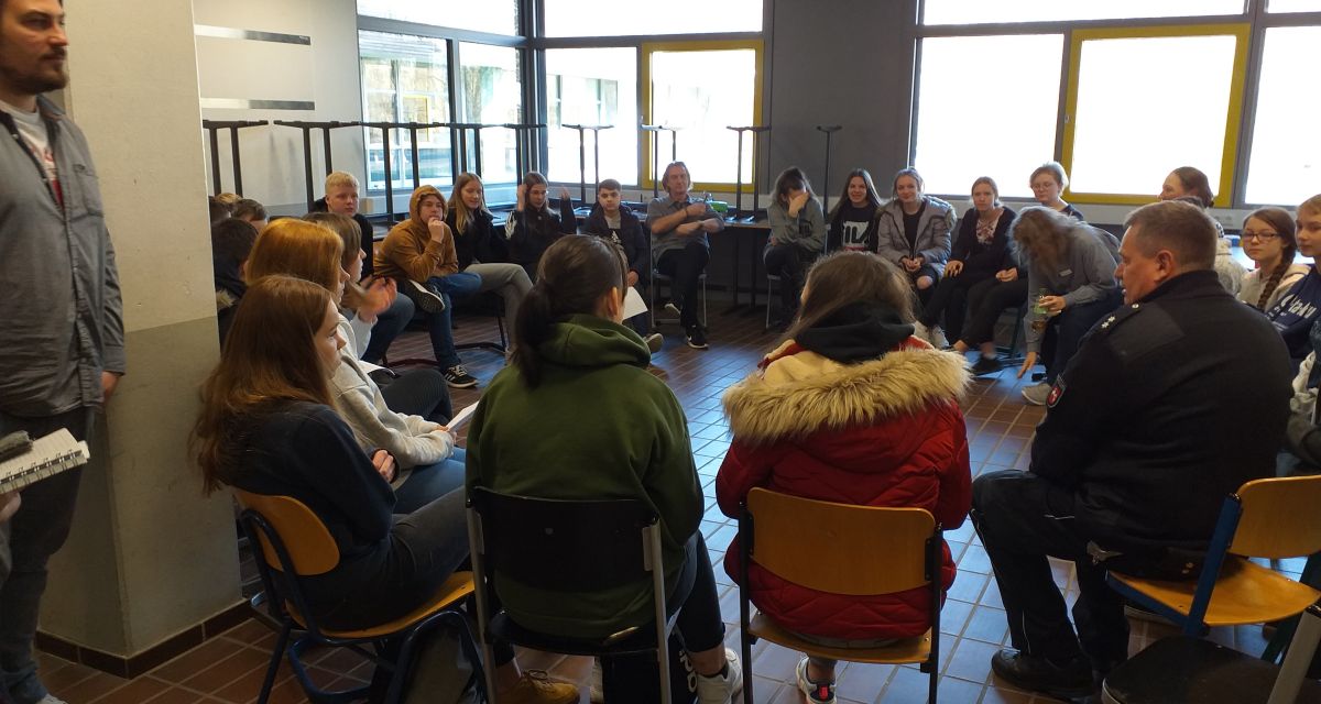 Auf dem Foto sind Schüler der IGS Wilhelmshaven gemeinsam mit Polizei, Streetworkern und Jugendschutzbeauftragten zu sehen. Dort findet der KlarSicht-Mitmach-Parcours statt.