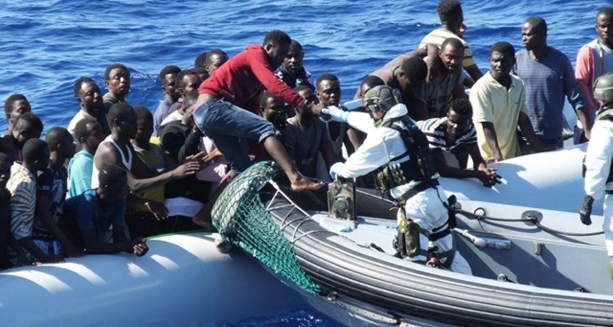 Menschen in einem Schlauchboot.