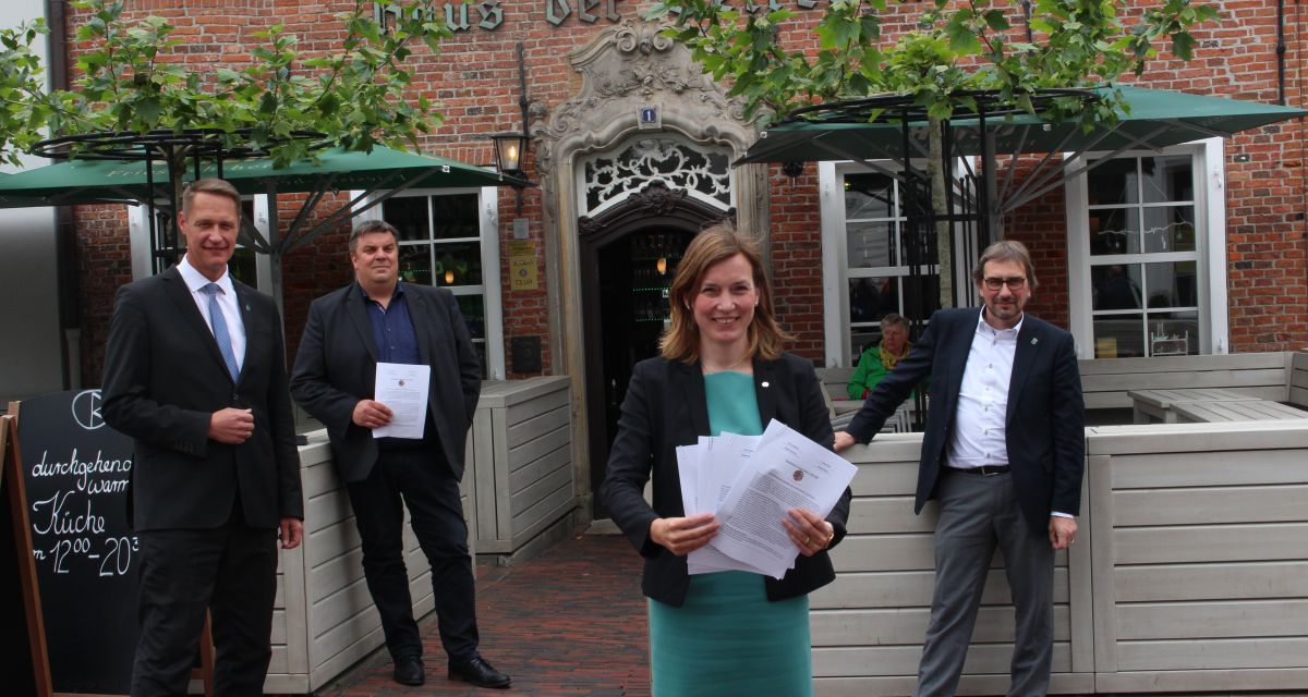 Wittmund Landrat Holger Heymann, Wilhelmshavens Oberbürgermeister Carsten Feist, die SPD-Bundestagsabgeordnete der Region Siemtje Möller und Frieslands Landrat Sven Ambrosy stehen vor dem