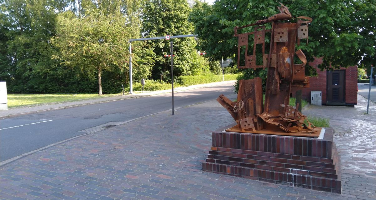 Am Fuß der Kaiser-Wilhelm-Brücke steht das Denkmal zur Erinnerung an die Südzentrale, ein Werk des Vareler Künstlers Diedel Klöver