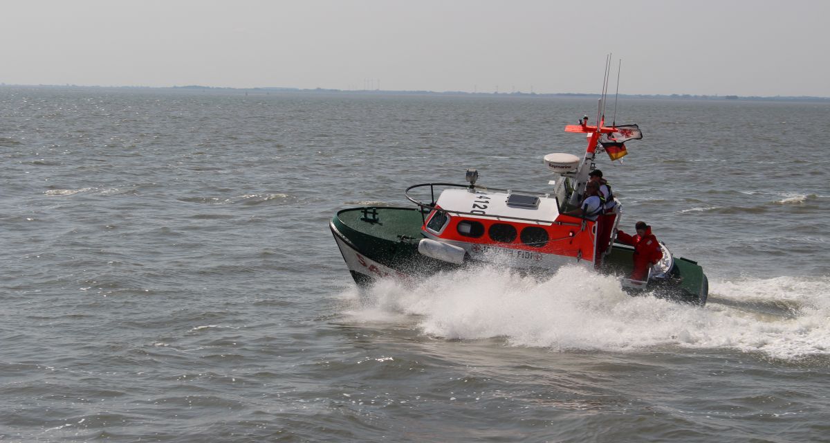 Ein kleines Boot der Seenotretter fährt über das Wasser. 