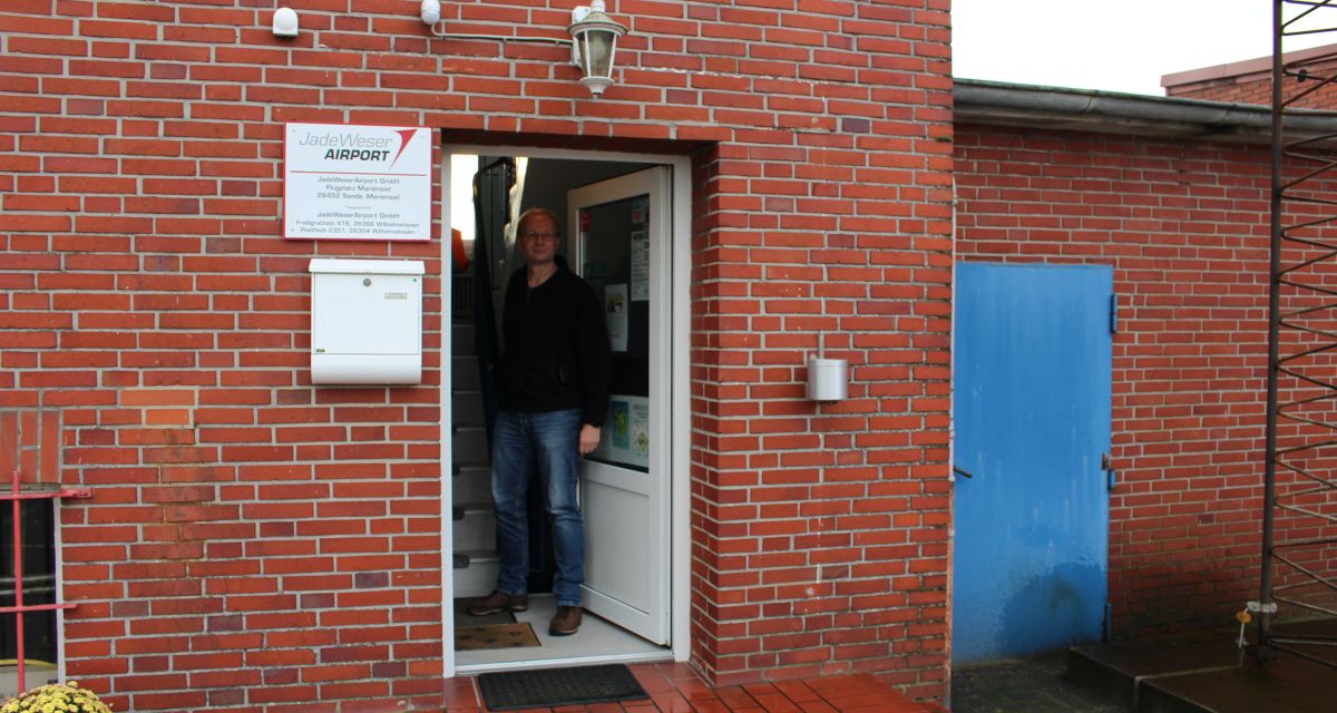 Karl Oltmanns steht in der Tür des Flugturms am Jade Weser AirPort 
