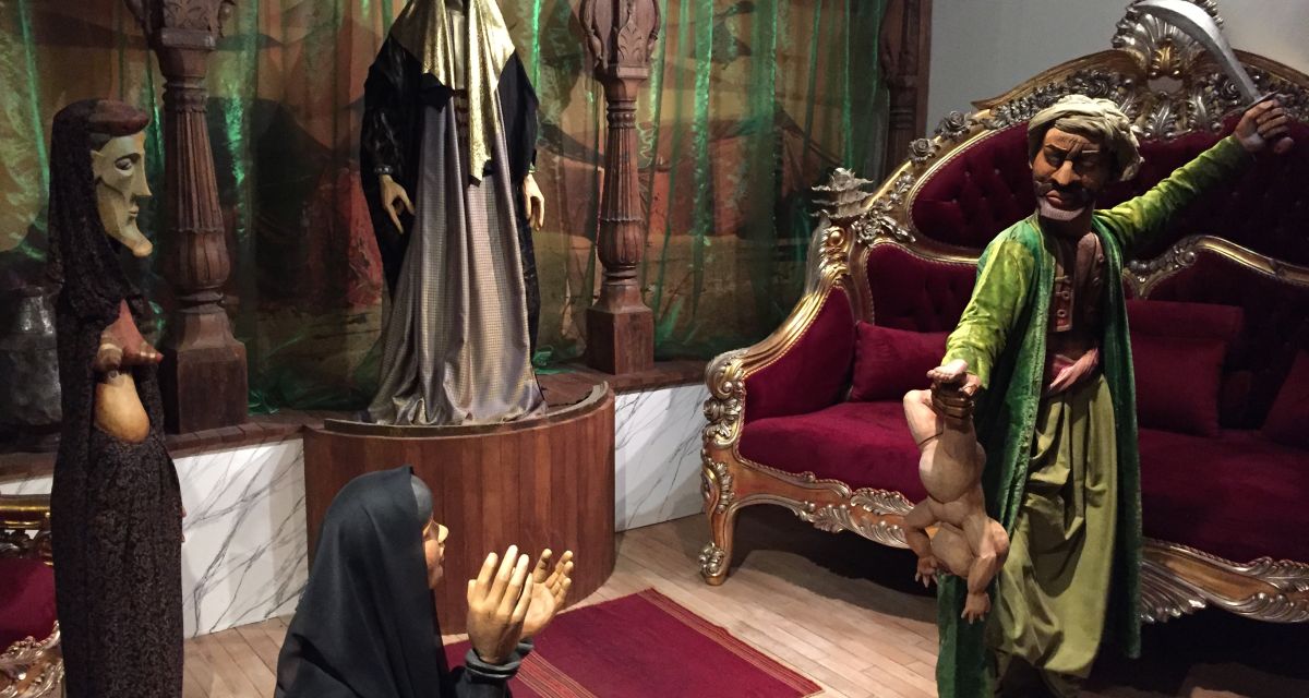 Fotos von Gesichtern liegen auf einem Teppich. Es entsteht Kunst für die 37. Neuenburger Kunstwoche