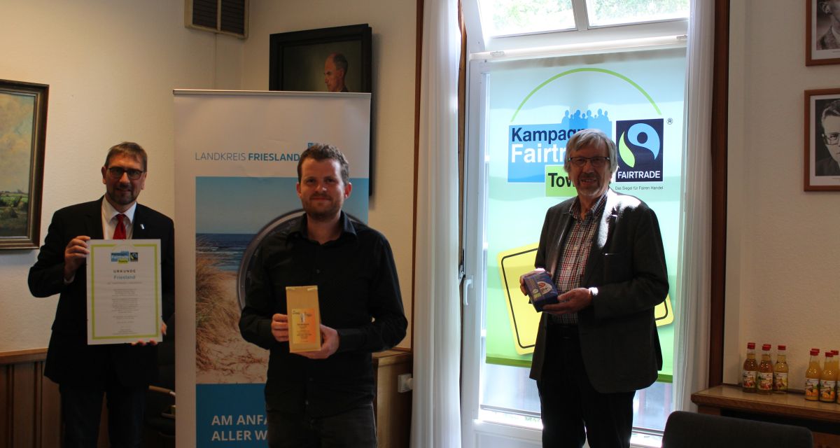 Landrat Sven Ambrosy mit zwei weiteren Herren beim Landkreis Friesland