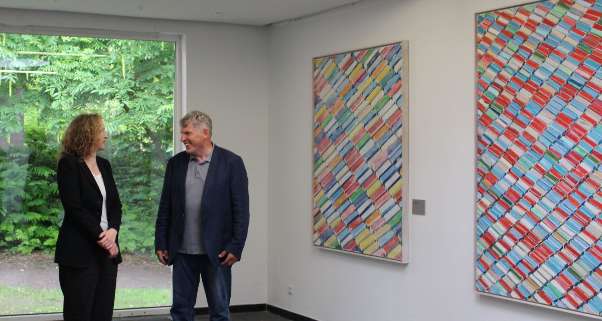 Petra Stegmann und der Künstler Thomas Hartmann in der Kunsthalle Wilhelmshaven