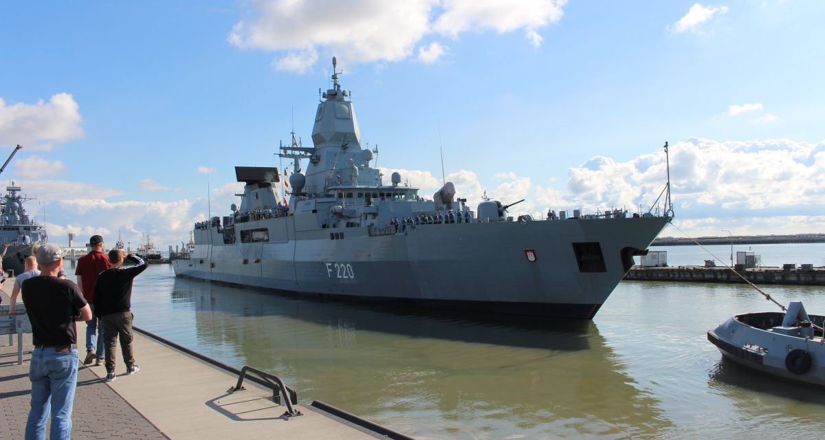 Die Fregatte Hamburg legt in Wilhelmshaven ab.