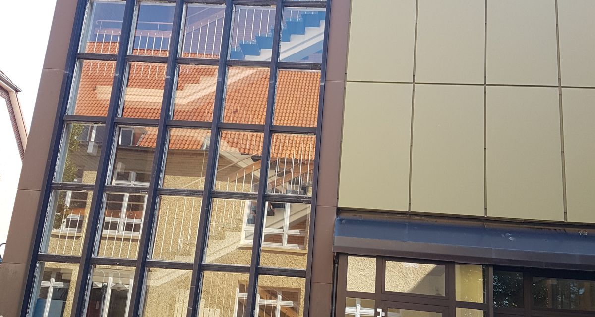 Zu sehen ist das Lothar Meyer Gymnasium.