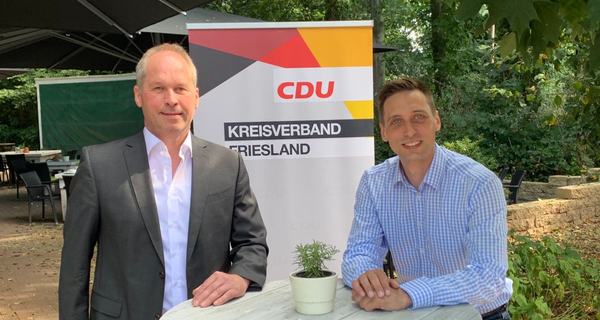Die beiden Kandidaten für die Bundestagskandidatur der CDU, Hergen Eilers und Sebastian Werl, stehen an einem Tisch