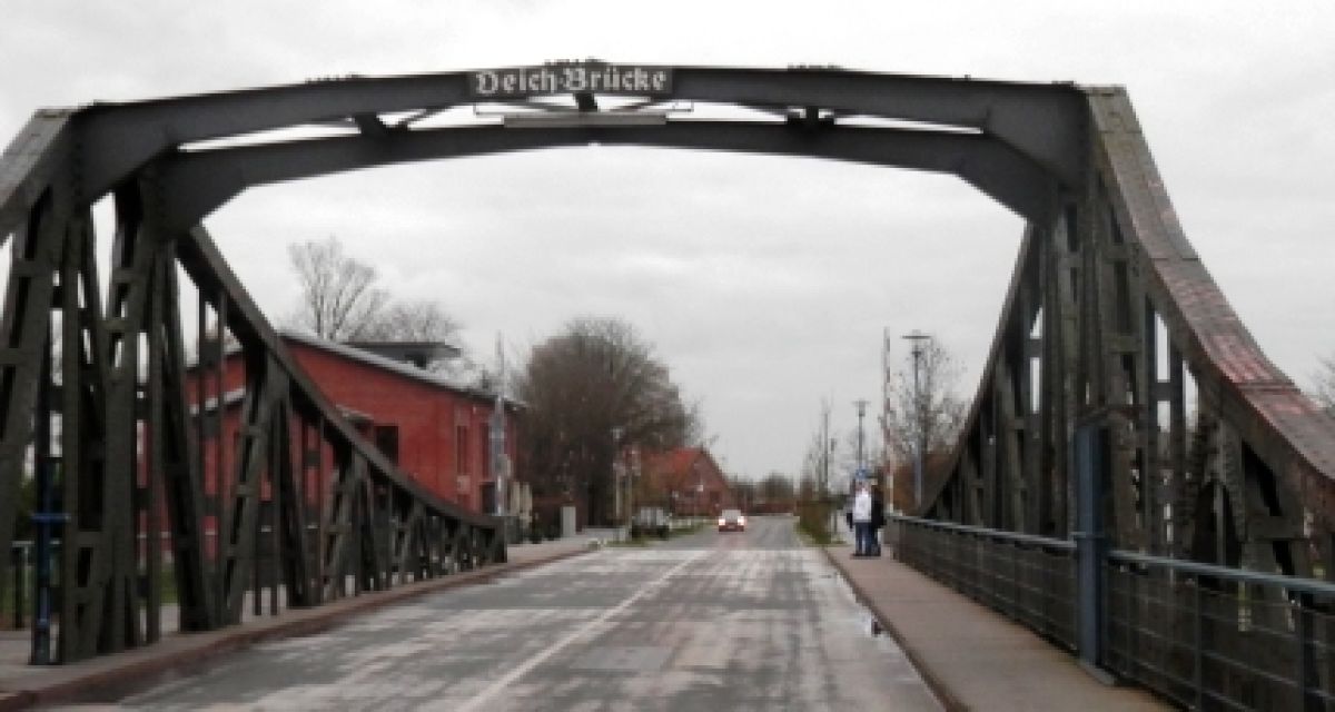 Eine Stahlbrücke durch die eine Straße verläuft. 