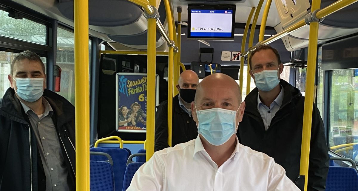 von links nach rechts: Sven Ambrosy, Dennis Jäger der Geschäftsleiter des Verkehrbundes Ems-Jade, Martin Kämpfer der Busfahrer der 219 und Stephan Reich der Leiter der Marktbearbeitung des Verkehrsverbund Ems Jade