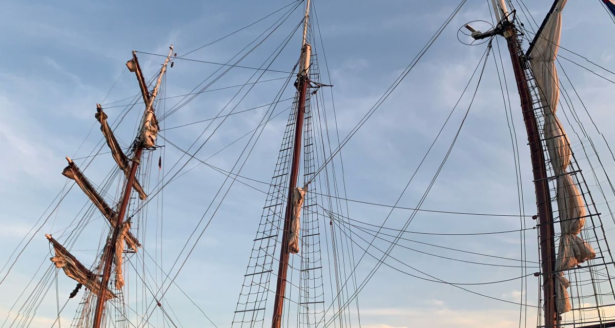 Ein Segelschiff liegt am Bontekai in Wilhelmshaven