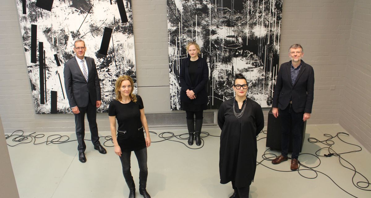 holger-sothmann-vostandsvorsitzender-sparkasse-wilhelmshaven-anne-vollborn-assistentin-leiterin-der-kunsthalle-petra-stegmann-tal-peer-studioleitung-und-vom-verein-der-kunstfreunde-christoph-goritz