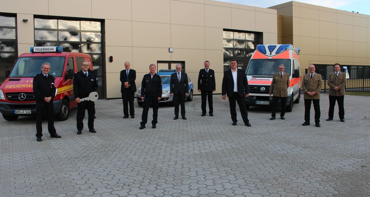 Vor der Bunten Wache stehen Vertreter von Politik, Feuerwehr, Rettungsdienst und Polizei.