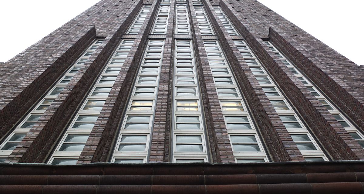 Der Wilhelmshavener Rathausturm aus der Froschperspektive.