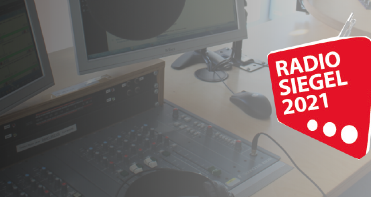 Die Logos des Radio Siegel 2021 / Radio Jade vor Studiohintergrund.
