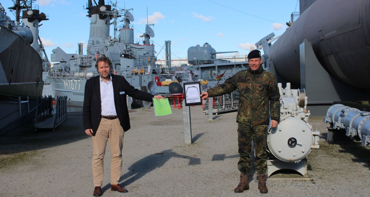 Marinemuseum nimmt Armbinde aus der Corona-Hilfe entgegen