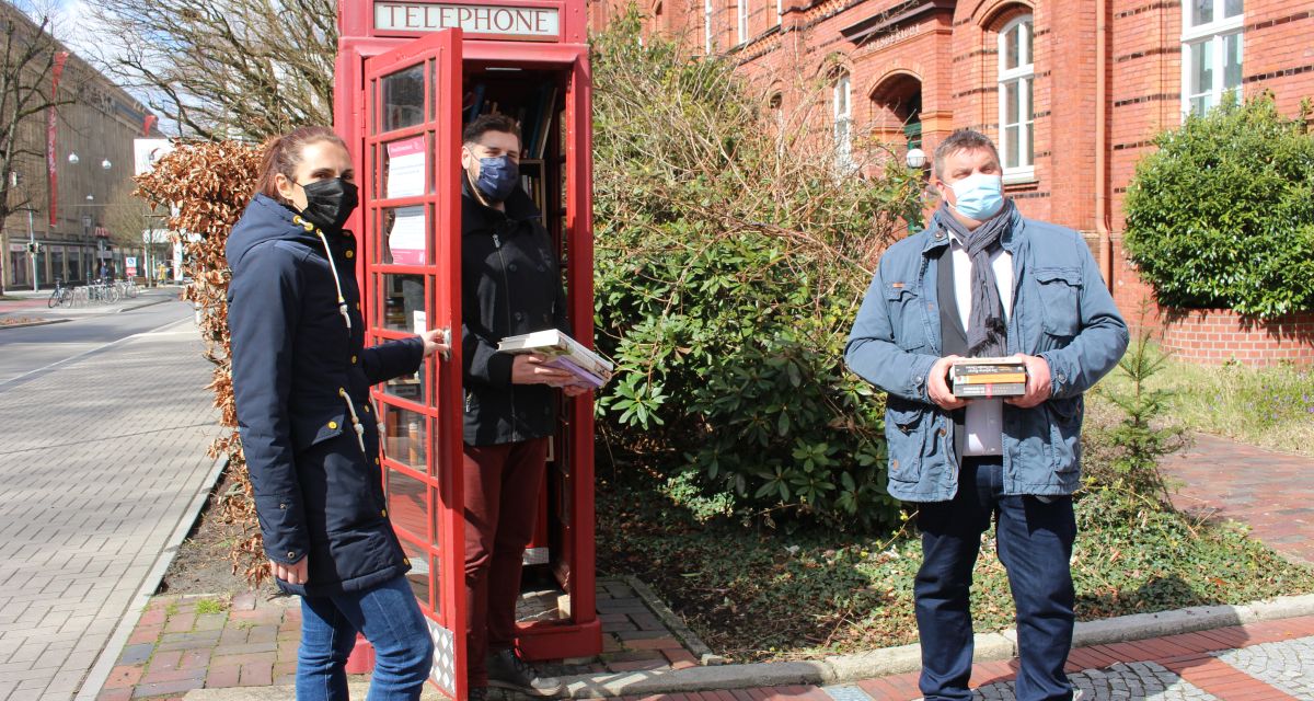 Telefonzelle vor Amtsgericht Wilhelmshaven wird Bücherschrank