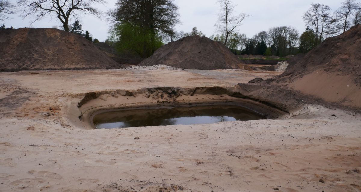 Eine Grube in Schortens. Im Rahmen von Bauarbeiten am Diekenkamp wurde der Boden nach archäologischen Funden abgesucht.