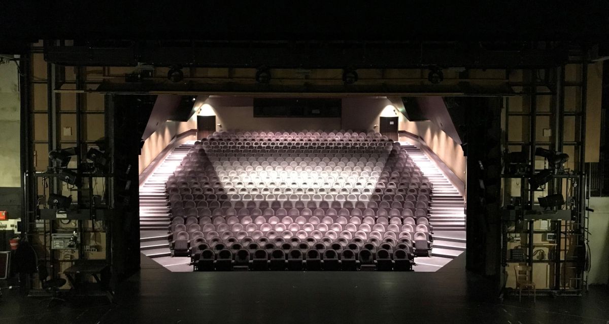 Der leere Zuschauerbereich des Stadttheaters Wilhelmshaven von der Bühne aus gesehen.