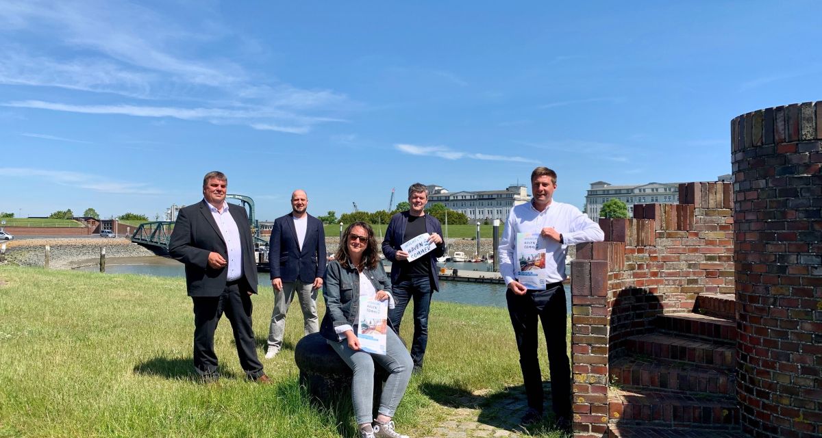 Das Programm von WilhelmsHaven-Sommer wird an der Banter Ruine am Banter See vorgestellt