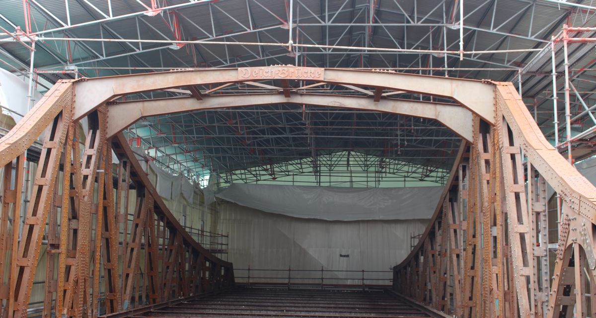 Deichbrücke während der Reparatur