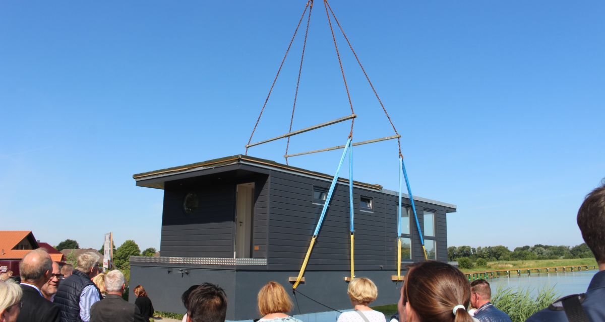 Erstes Hausboot im Wangermeer ist getauft worden
