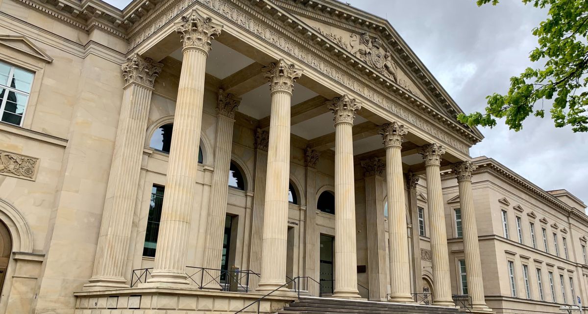 Das Landtagsgebäude von außen betrachtet bei einem bewölkten Himmel im Frühling.