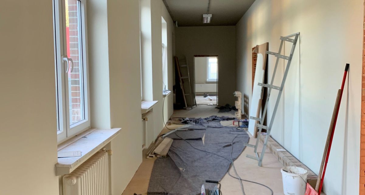In einem Flur in den Gebäuden der Marion-Dönhoff-Schule liegt Baumaterial und Werkzeug auf einer Baustelle.