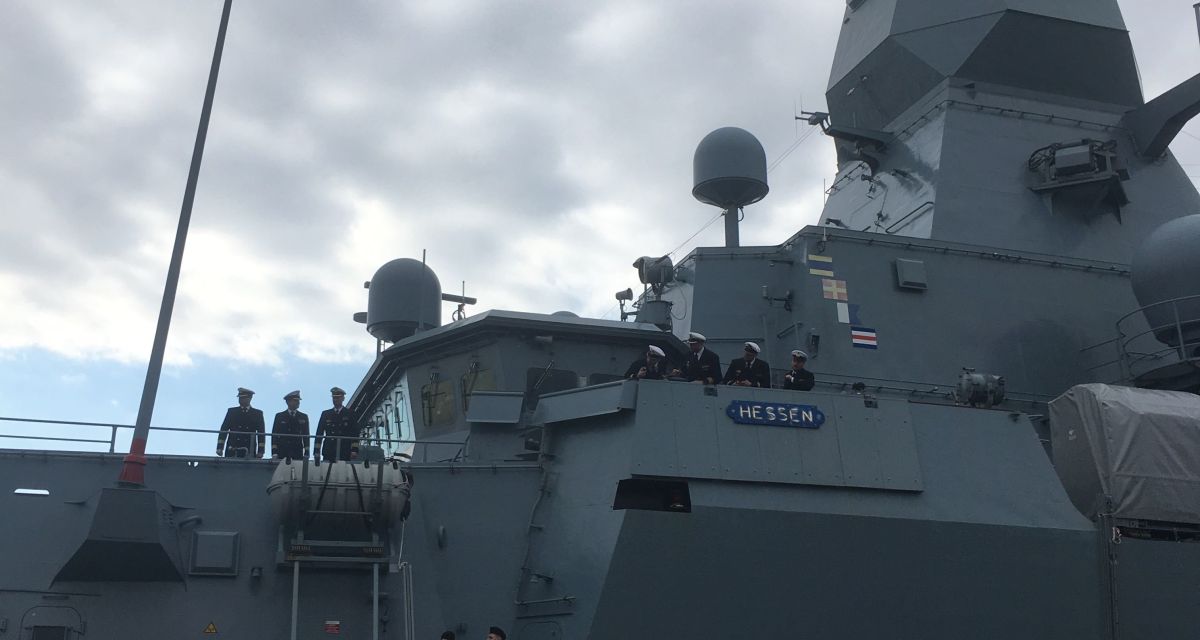 Zu sehen sind aufbauten auf der Fregatte