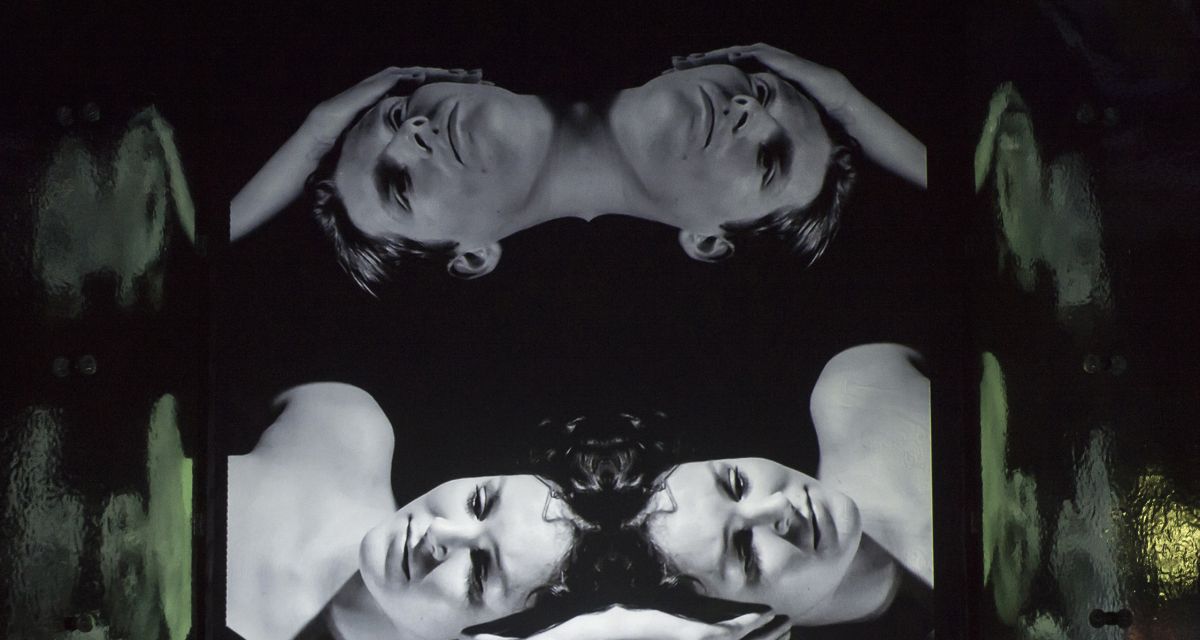 Die Köpfe von zwei Schauspieler*innen des Ensembles von