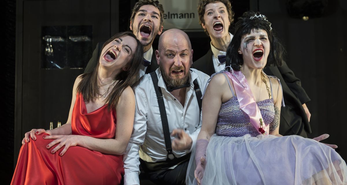 Menschen auf der Bühne schreien ins Bild. Das Ensemble gehört zu Jedermann (stirbt)