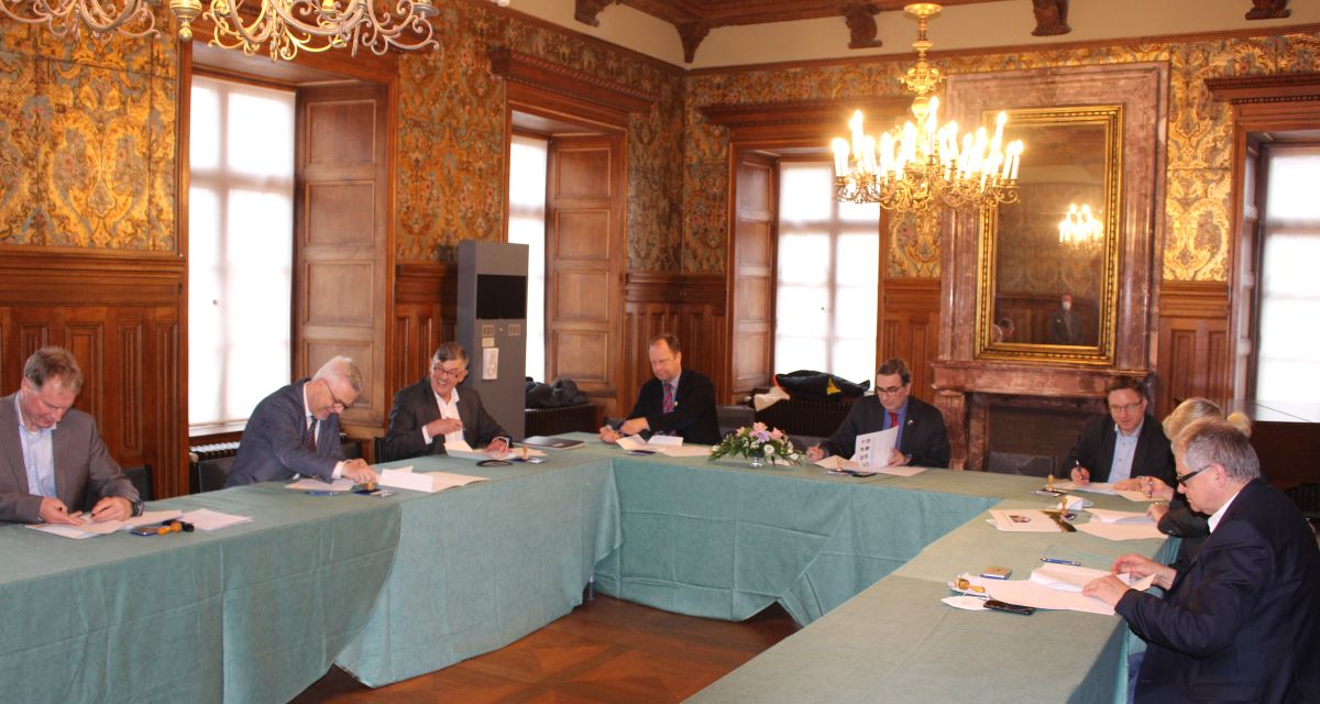 Landkreis, Städte und Gemeinden unterzeichnen Kita-Vertrag