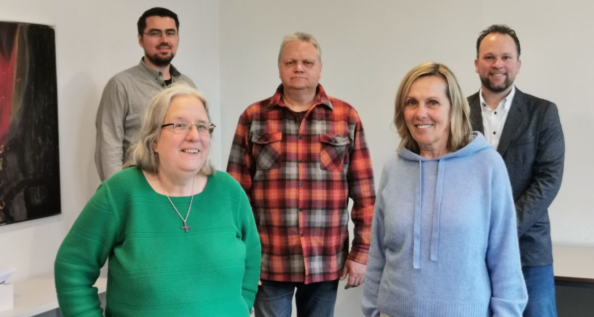 Koordinatorin der Integrationslotsen Dr. Monika Stamm (von links), Caritas-Geschäftsführer Alexander Witton, Integrationslots*innen Sigmar Gerhards und Marianne Janss und VHS-Fachbereichsleiter Tim Tjettmers
