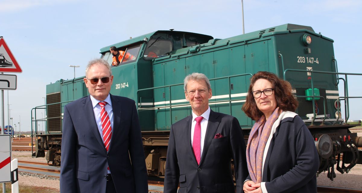 Dr. Norbert Salamon (Abteilungsleiter Wasserstraßen und Schifffahrt beim BMDV), Andreas Bullwinkel (Geschäftsführer JadeWeserPorts), Hilde Kammerer (BMDV)