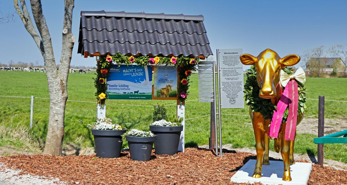 Der Milchpreis Goldene Olga steht auf dem Hof der Familie Schilling aus Stollhamm. 