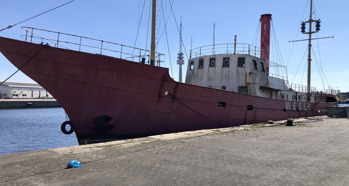 Das Feuerschiff liegt am Kai und wird saniert. Die Sonne scheint.