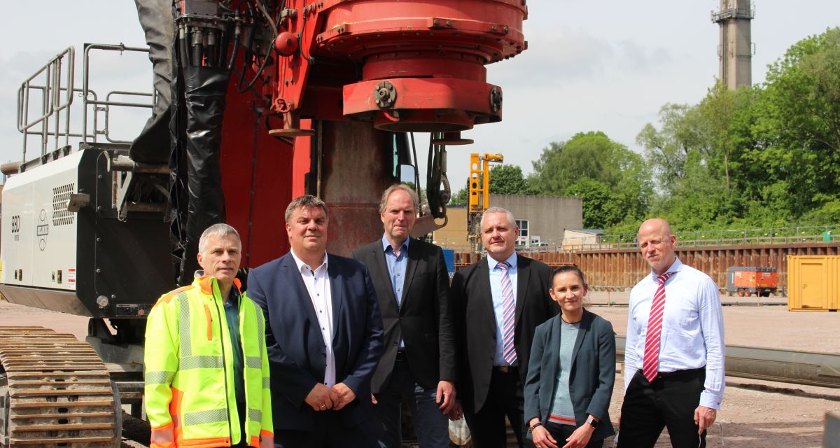 Die Pfahlgründung am Neubau des Klinikums Wilhelmshaven beginnt. Vor einem 90 Tonnen schweren Bohrgerät stehen (von links nach rechts): Projektmanager Menhard Schoof, Klinikumaufsichtsratsvorsitzender OB Carsten Feist, Baugeschäftsführer Oliver Leinert, Geschäftsführer des Klinikums Oliver Pommerenke, die stellvertretende Pflegedirektorin Corinna Maaß und der ärztliche Direktor Prof. Dr. Kai Goldmann.