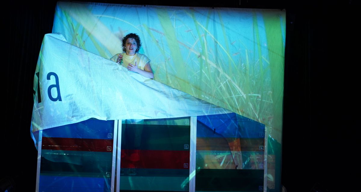 Die Schauspielerin Ronja Donath ist in einer Aufführung des Stücks