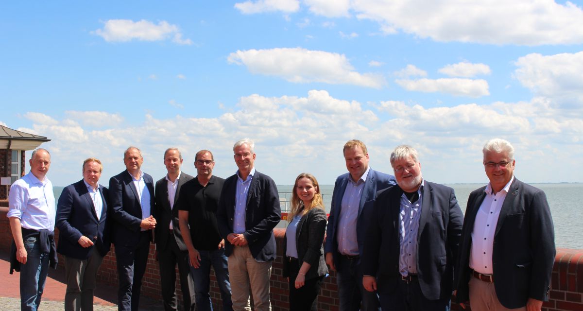 CDU-Bundestagsfraktion und Landtagskandidat Martin Ehlers an der Strandpromenade in WHV mit Olaf Stamsen, Vorsitzenden des DEHOGA-Stadtverbandes (28.06)